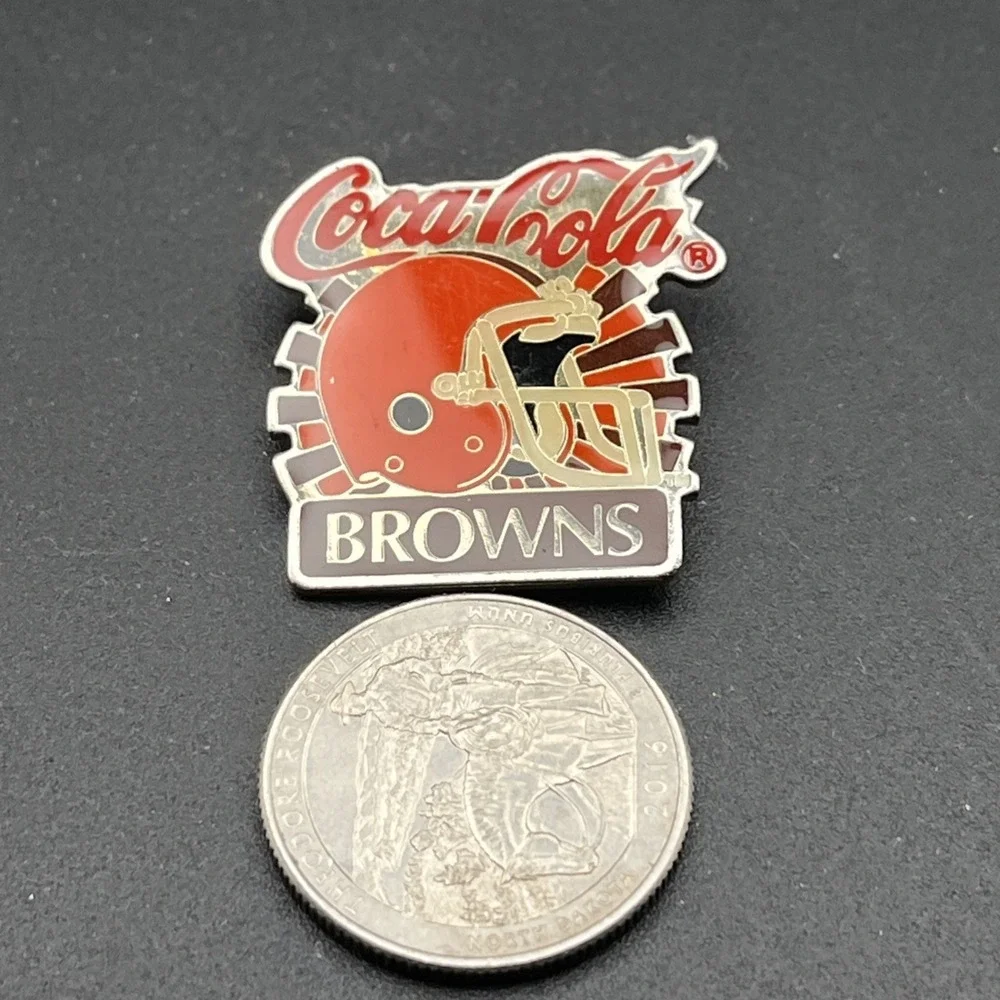 Vintage Coca-Cola Coke Cleveland Browns Helmet NFL Football Lapel Hat‎ Pin